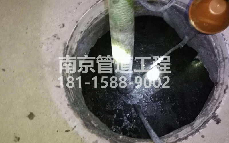 216营防清理化粪池