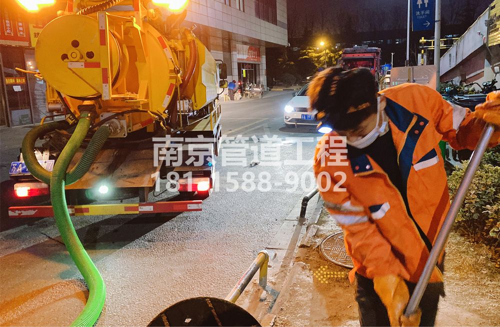 312营防夜间化粪池清理